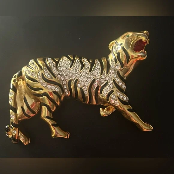 Tiger studded brooch - Picture 5 of 7